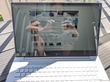 Usando a HP Envy 17 cg1356ng ao ar livre (sol por trás do laptop)