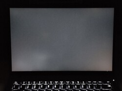 Sangramento moderado da luz de fundo (mostrado aprimorado aqui)