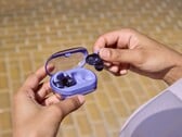 Os JBL Soundgear Clips são fones de ouvido TWS de orelha aberta com até 32 horas de duração da bateria. (Fonte da imagem: JBL)