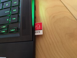 O cartão SD não pode ser totalmente inserido.