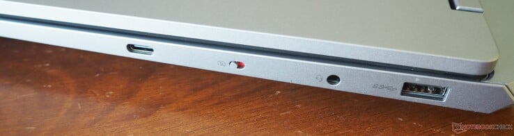 Lado direito: USB-C 3.2 Gen 2 (incluindo Power Delivery e DisplayPort), obturador da webcam, áudio, USB-A 3.2 Gen 1