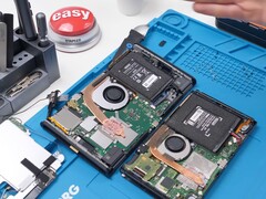 Vista desmontada do Nintendo Switch 2 mostrando os componentes internos, incluindo bateria, ventilador e placa principal (Fonte da imagem: Phone Repair Guru no YouTube)