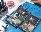 Vista desmontada do Nintendo Switch 2 mostrando os componentes internos, incluindo bateria, ventilador e placa principal (Fonte da imagem: Phone Repair Guru no YouTube)