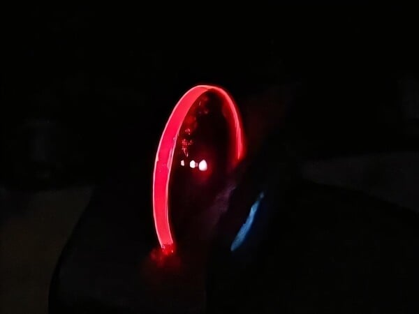Um filme fino emite luz vermelha de um estado excitado de dupleto radical. (Fonte da imagem: Biwen Li/Cavendish Laboratory, Universidade de Cambridge; cortada)