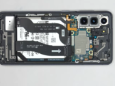 O Galaxy S21 sem seu painel traseiro. (Fonte: YouTube)