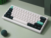 O teclado para jogos Keychron Q4 HE hall-effect com gabinete todo em alumínio e switches magnéticos Gateron. 