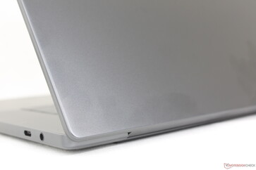 As superfícies lisas em cinza escuro atraem as impressões digitais com mais facilidade do que no design do ano passado