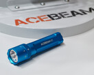 O K1 da Acebeam, Special Edition com laser ciano na foto, também deverá ser lançado com luz vermelha, luz principal branca e laser verde