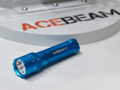 O K1 da Acebeam, Special Edition com laser ciano na foto, também deverá ser lançado com luz vermelha, luz principal branca e laser verde