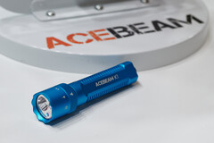 O K1 da Acebeam, Special Edition com laser ciano na foto, também deverá ser lançado com luz vermelha, luz principal branca e laser verde