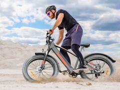 A bicicleta elétrica Eleglide Tankroll pode fornecer assistência a pedal por até 70 km (~43 milhas). (Fonte da imagem: Eleglide)