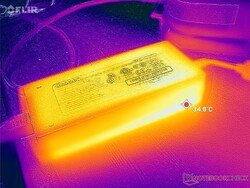 O adaptador AC pode chegar a mais de 35 C quando a carga é muito alta por longos períodos