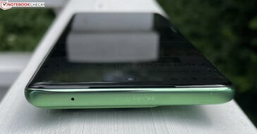Parte superior: microfone, fone de ouvido/segundo alto-falante