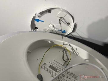 Pendure a luminária, faça a instalação elétrica e aperte bem — pronto.