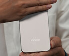 O executivo da Oppo, Zhou Yibao, mostrando o design traseiro do Find X9. (Fonte da imagem: Zhou Yibao)