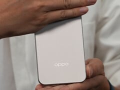 O executivo da Oppo, Zhou Yibao, mostrando o design traseiro do Find X9. (Fonte da imagem: Zhou Yibao)