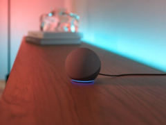 A versão 5.45.1 do aplicativo Philips Hue aprimora a integração com o Amazon Alexa, que aparece na foto. (Fonte da imagem: Philips Hue)