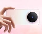 Smartphone Vivo X300 em acabamento gradiente rosa mostrando o módulo circular de câmera tripla da marca Zeiss (Fonte da imagem: Vivo)