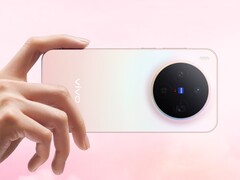 Smartphone Vivo X300 em acabamento gradiente rosa mostrando o módulo circular de câmera tripla da marca Zeiss (Fonte da imagem: Vivo)