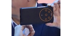 Honor&#039;s CEO mostra um dispositivo penta-cam desligado. (Fonte: Weibo)
