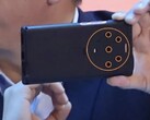 Honor's CEO mostra um dispositivo penta-cam desligado. (Fonte: Weibo)