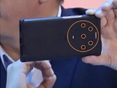 Honor's CEO mostra um dispositivo penta-cam desligado. (Fonte: Weibo)