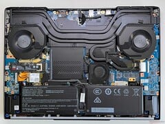 Estrutura interna (sem tampas de SSD)