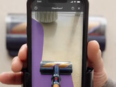 O aplicativo Dyson CleanTrace AR permite que os usuários vejam os pontos que deixaram passar durante a aspiração. (Fonte: Dyson no YouTube)