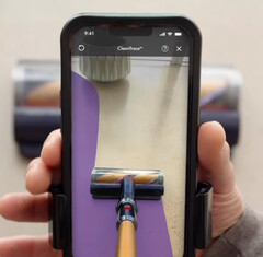 O aplicativo Dyson CleanTrace AR permite que os usuários vejam os pontos que deixaram passar durante a aspiração. (Fonte: Dyson no YouTube)