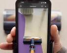 L'applicazione Dyson CleanTrace AR consente agli utenti di vedere i punti che hanno tralasciato mentre passavano l'aspirapolvere. (Fonte: Dyson su YouTube)