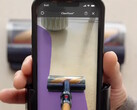 O aplicativo Dyson CleanTrace AR permite que os usuários vejam os pontos que deixaram passar durante a aspiração. (Fonte: Dyson no YouTube)