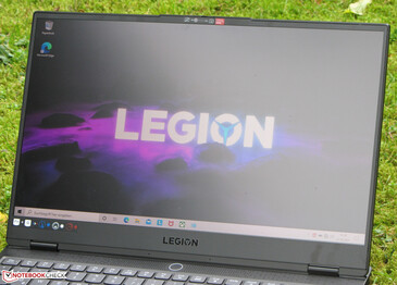 O Legion S7 ao ar livre (filmado em um céu encoberto).