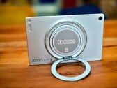 O suporte redondo do Lenovo Tab Plus Gen 2 é extremamente versátil.