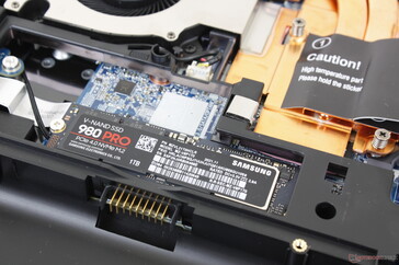SSD PCIe4 x4 NVMe primária sem refrigeração adicional incluída