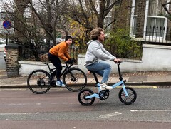 A bicicleta elétrica OXFO OX1 tem um quadro dobrável de magnésio. (Fonte da imagem: OXFO)