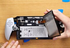 O PlayStation Portal torna a substituição da bateria desnecessariamente complicada. (Imagem: Jacob R, YouTube)