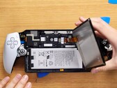 O PlayStation Portal torna a substituição da bateria desnecessariamente complicada. (Imagem: Jacob R, YouTube)