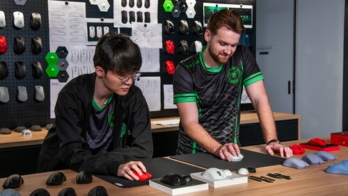 Faker e NiKo testando o Razer Viper V4 Pro