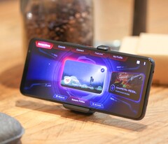 O Asus ROG Phone 5s Pro está equipado com um AMOLED de 144 Hz. (Fonte: Stuff.tv)