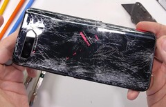 JerryRigEverything tem mostrado que o ASUS ROG Phone 5 tem vários pontos fracos estruturais. (Fonte da imagem: JerryRigEverything)