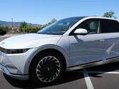 O Hyundai Ioniq 5 com motor duplo e AWD possui uma bateria de 77,4 kWh. (Fonte da imagem: TFLEV via YouTube)