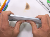 O 15 Plus passa por um teste de flexão. (Fonte: JerryRigEverything via YouTube)