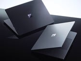 O Surface Laptop Ultra nas cores Platinum e Dark Steel/Nightfall.