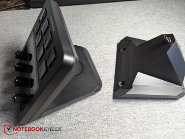 Substitua o suporte padrão (à esquerda) pelo XLR Dock (à direita)