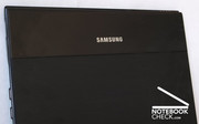 O Samsung X360-Premium SU9300 sabe como ser chamativo em um preto básico.