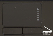 O touchpad se destaca pelas agradáveis ranhuras e pela precisão. Entretanto seus botões não são dos melhores.