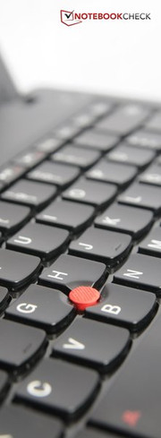 O Trackpoint vermelho é fácil de usar como um controlador.