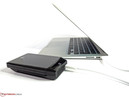 O Thunderbolt ofereceu até 270 MB/s com um SSD externo. O disco rígido Seagates GoFlex estava limitado a 90 MB/s.