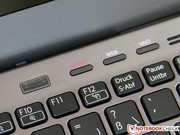 Existem algumas hotkeys e um leitor de impressões digitais localizados sobre elas.