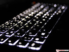 Os LEDs iluminam o teclado à noite.